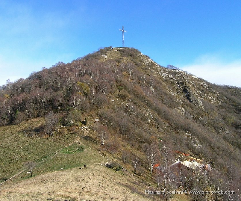 12 Il Canto Alto e il nuovo rifugio in costruzione.JPG